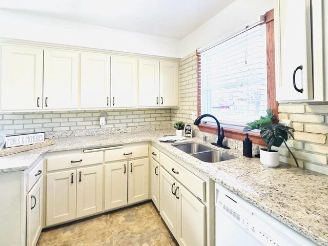 3800 Brooklawn CIRCLE, South Milwaukee, WI 53172