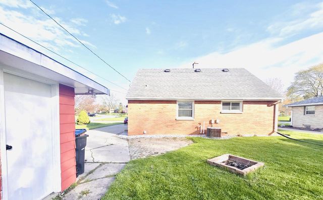 3800 Brooklawn CIRCLE, South Milwaukee, WI 53172