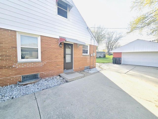 3800 Brooklawn CIRCLE, South Milwaukee, WI 53172