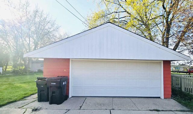 3800 Brooklawn CIRCLE, South Milwaukee, WI 53172