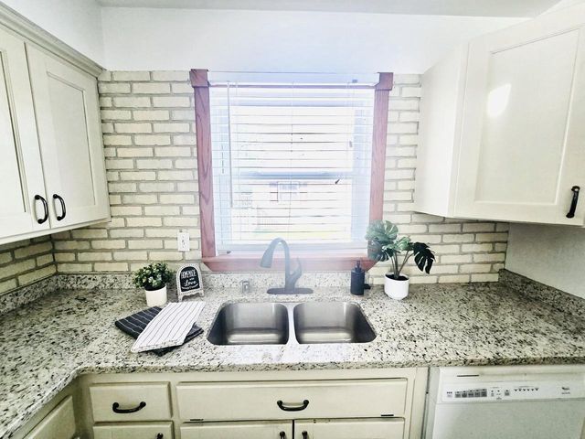 3800 Brooklawn CIRCLE, South Milwaukee, WI 53172