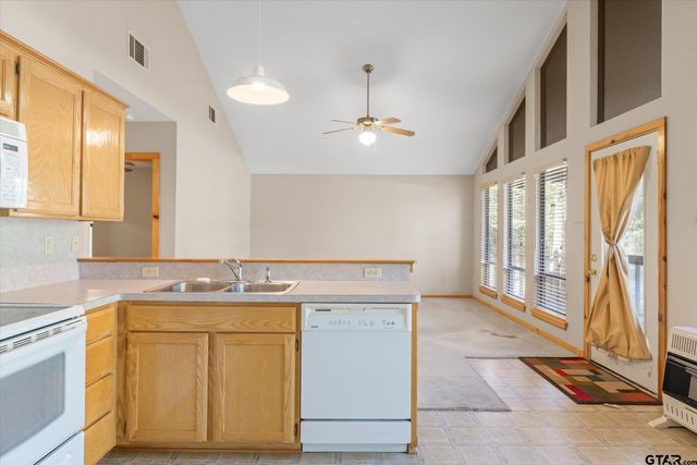 1692 Valleywood Trail, Holly Lake Ranch, TX 75765