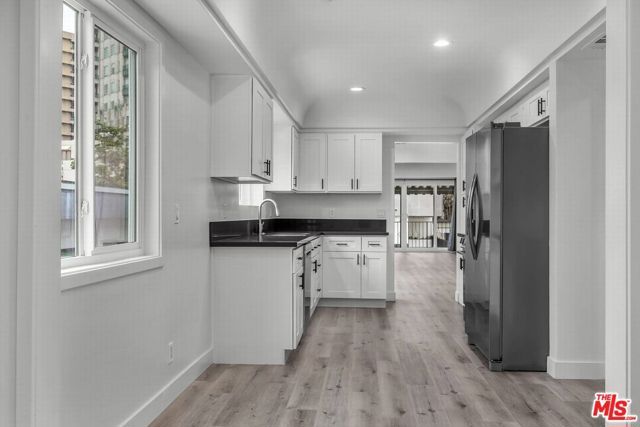 10564 Ashton Avenue, Los Angeles, CA 90024