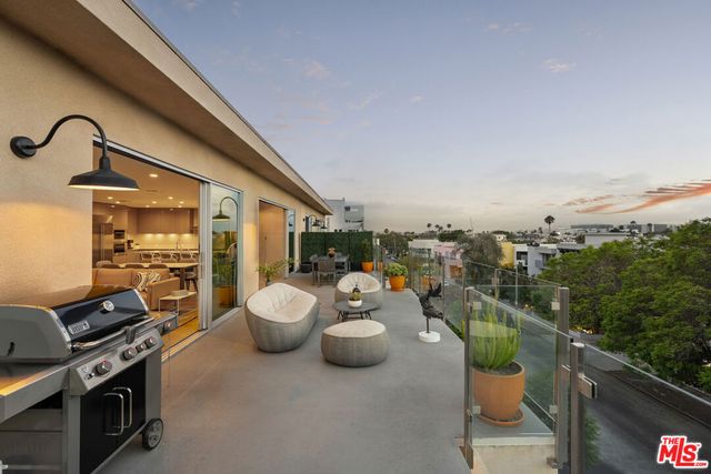 728 N Sweetzer Avenue 403, West Hollywood, CA 90069