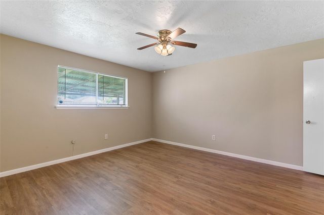 10427 Huntington Place Drive, Houston, TX 77099
