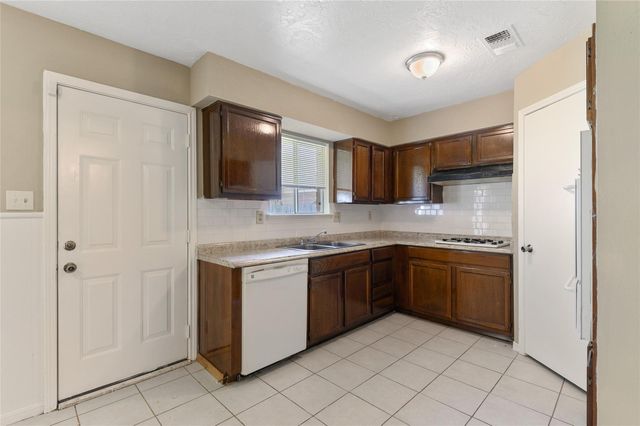 10427 Huntington Place Drive, Houston, TX 77099