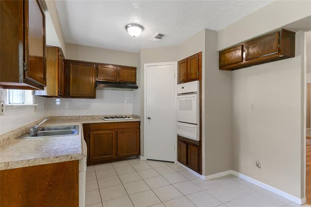 10427 Huntington Place Drive, Houston, TX 77099