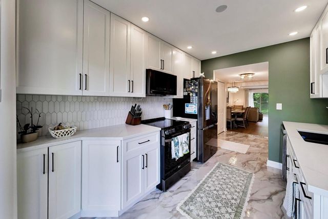 1714 Northfield Square B, Northfield, IL 60093