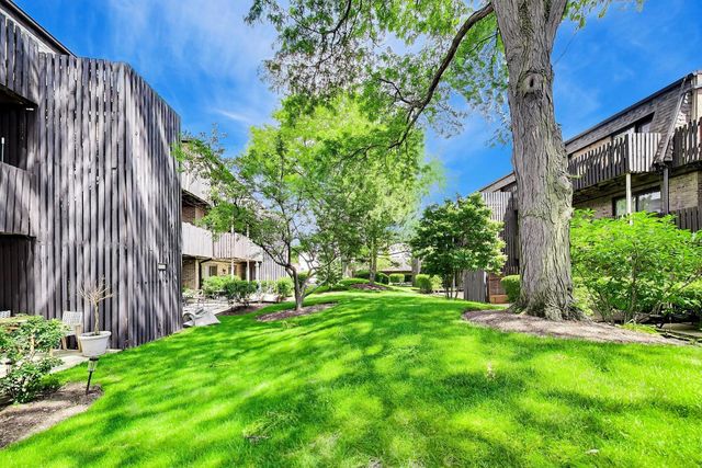1714 Northfield Square B, Northfield, IL 60093