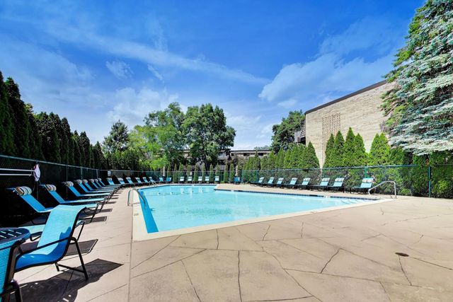 1714 Northfield Square B, Northfield, IL 60093