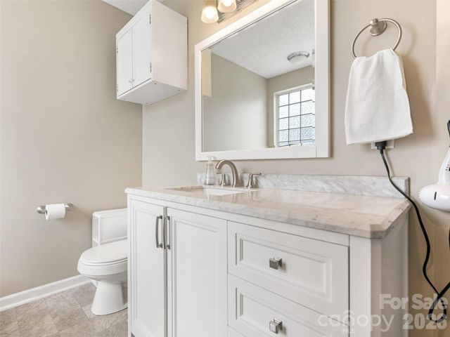 1000 Kerry Greens Drive, Matthews, NC 28104