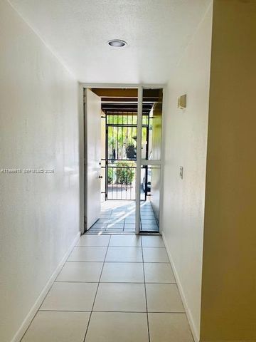 16119 Kingsmoor Way 16119, Miami Lakes, FL 33014