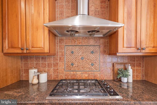 9 LARKSPUR LN, Lawrence Township, NJ 08648