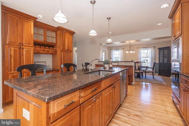 9 LARKSPUR LN, Lawrence Township, NJ 08648