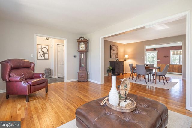 9 LARKSPUR LN, Lawrence Township, NJ 08648