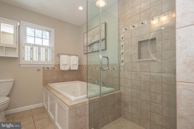 9 LARKSPUR LN, Lawrence Township, NJ 08648