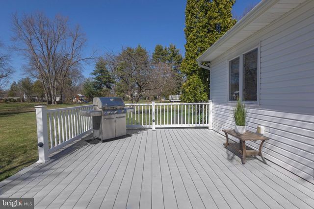 9 LARKSPUR LN, Lawrence Township, NJ 08648