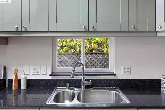 1048 Kains Ave, Albany, CA 94706