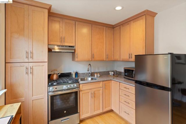 1048 Kains Ave, Albany, CA 94706