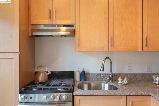 1048 Kains Ave, Albany, CA 94706