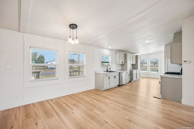 101 Natchez, Poth, TX 78147