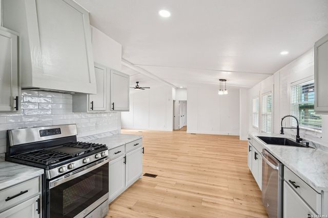 101 Natchez, Poth, TX 78147