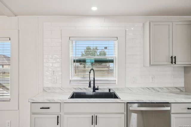 101 Natchez, Poth, TX 78147