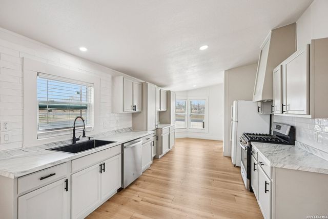 101 Natchez, Poth, TX 78147