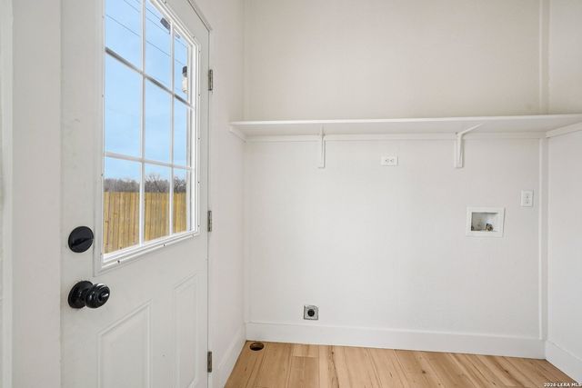 101 Natchez, Poth, TX 78147