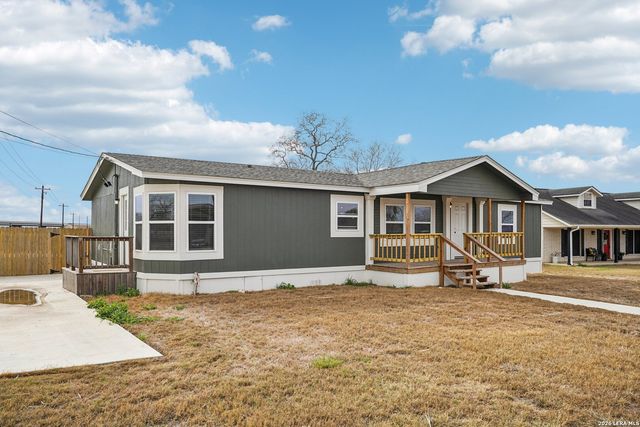 101 Natchez, Poth, TX 78147