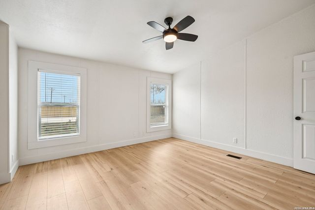 101 Natchez, Poth, TX 78147