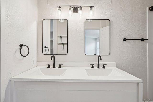 101 Natchez, Poth, TX 78147