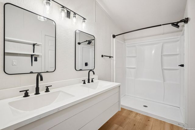 101 Natchez, Poth, TX 78147