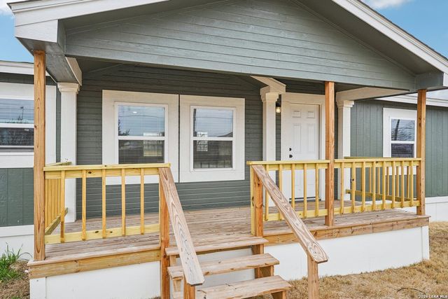 101 Natchez, Poth, TX 78147