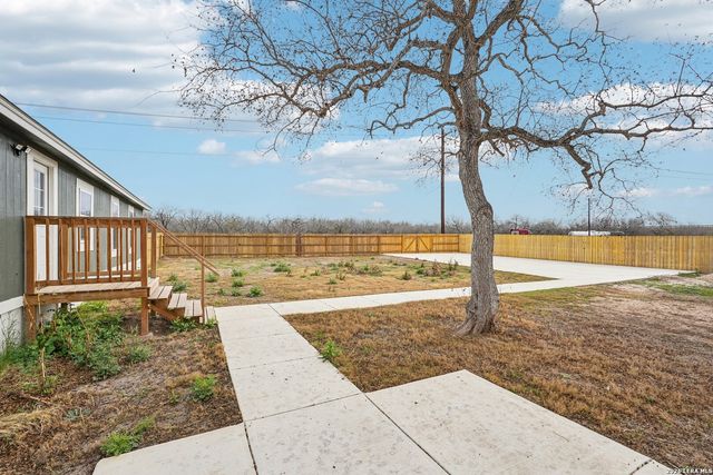 101 Natchez, Poth, TX 78147