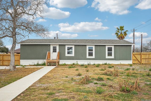 101 Natchez, Poth, TX 78147