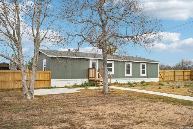 101 Natchez, Poth, TX 78147