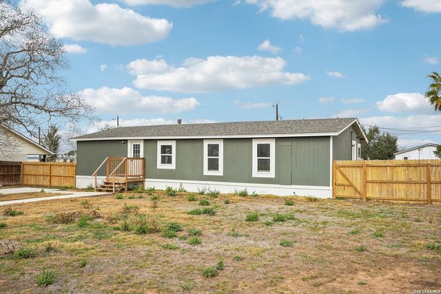 101 Natchez, Poth, TX 78147