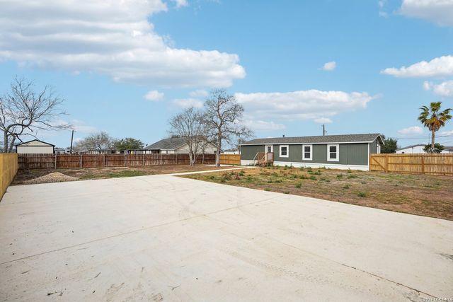 101 Natchez, Poth, TX 78147