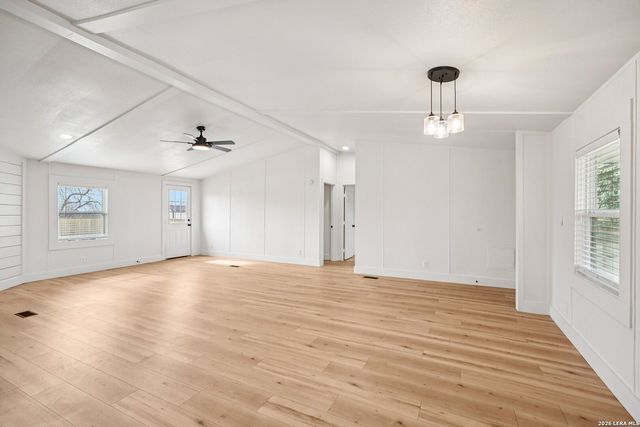 101 Natchez, Poth, TX 78147