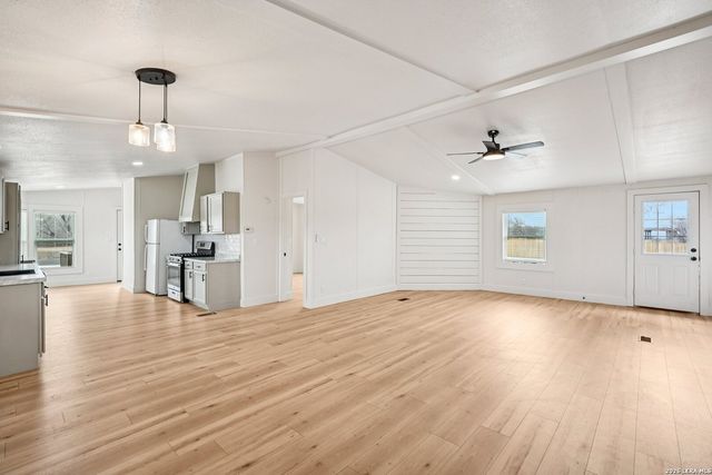 101 Natchez, Poth, TX 78147