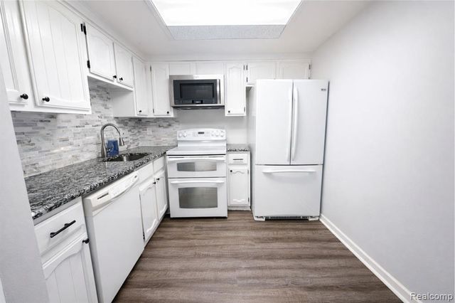 19585 Mariner Court, Northville, MI 48167