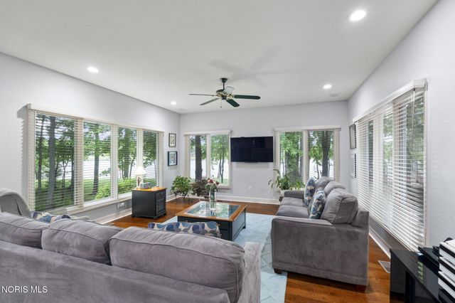 26 Tremore Way, Holland, OH 43528