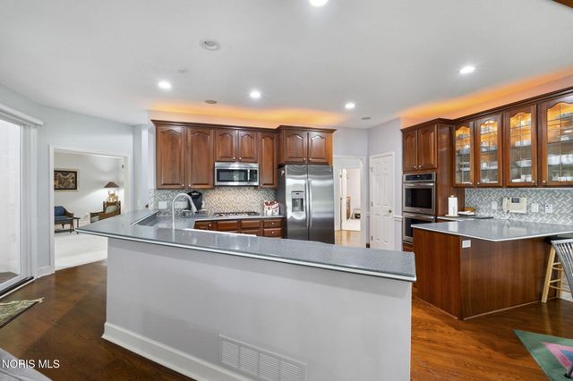 26 Tremore Way, Holland, OH 43528