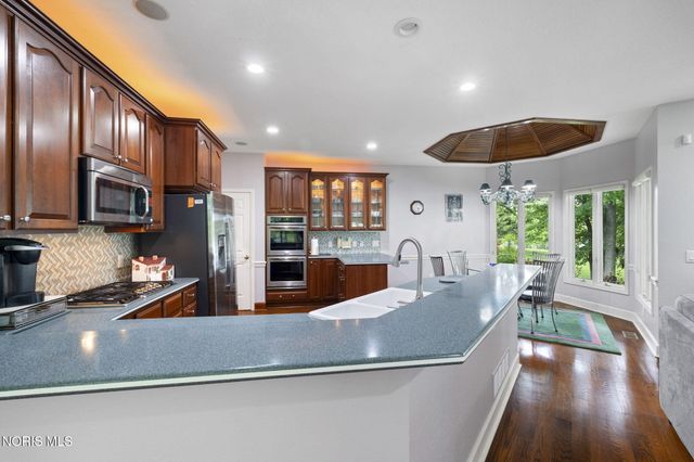 26 Tremore Way, Holland, OH 43528