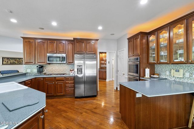 26 Tremore Way, Holland, OH 43528
