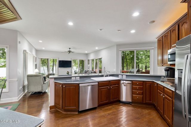 26 Tremore Way, Holland, OH 43528