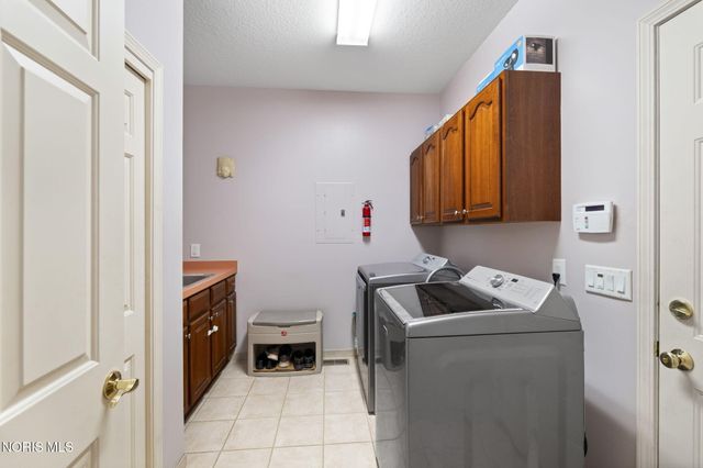 26 Tremore Way, Holland, OH 43528
