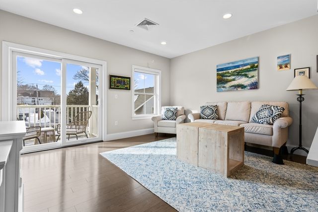 441 Essex St 202, Swampscott, MA 01907