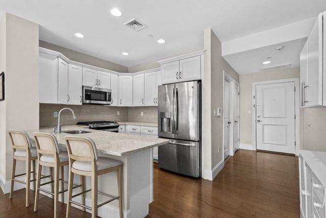 441 Essex St 202, Swampscott, MA 01907